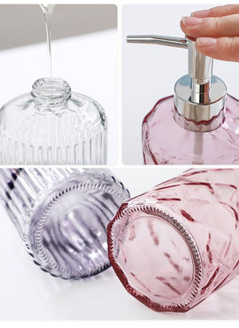 Distributeur à savon en verre.