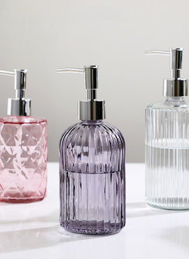 Distributeur à savon en verre.